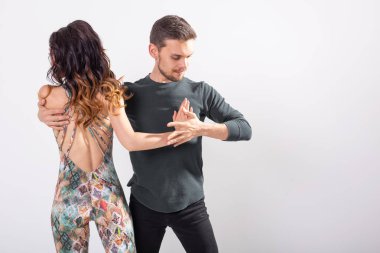Sosyal dans konsepti - Aktif mutlu yetişkinler birlikte kopya alanı ile beyaz arka plan üzerinde bachata veya tango dans