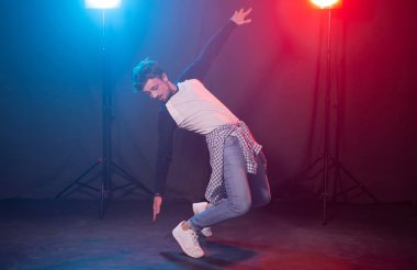 Dans, hip-hop ve Reggaeton kavramı-ışıklar üzerinde dans genç adam.