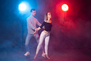 Sosyal dans, kizomba, salsa, semba veya zouk kavramı - genç bir çift dans bachata ve salsa disko