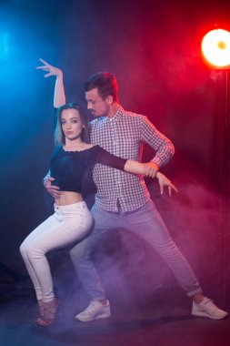 Sosyal dans, kizomba, salsa, semba veya zouk kavramı - genç bir çift dans bachata ve salsa disko