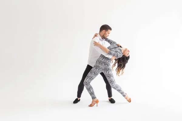 Jovem casal amor dançando social danse kizomba ou bachata sobre fundo branco com espaço de cópia — Fotografia de Stock