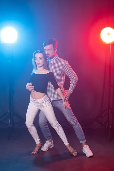 Dança social, casal, conceito de pessoas - jovem casal bachata dança ou salsa na boate — Fotografia de Stock