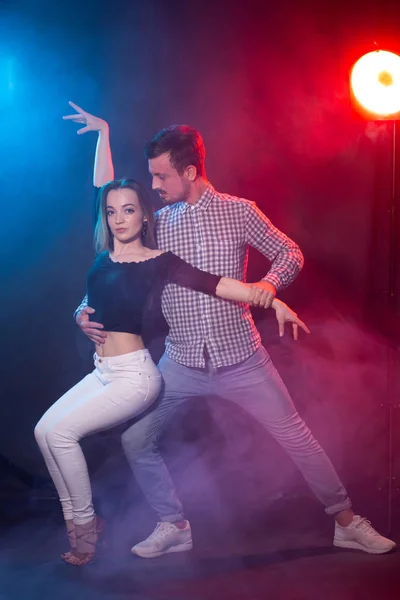 Social dance, kizomba, salsa, semba o zouk - una giovane coppia che balla bachata e salsa in discoteca — Foto Stock