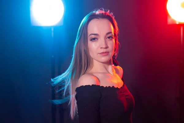 Porträt einer jungen sexy Frau mit Blitzen auf dem Hintergrund — Stockfoto