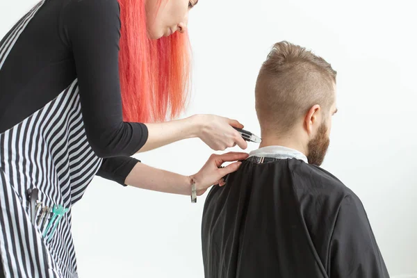 Peluquería, peluquero y peluquero concepto de peluquero mujer corte de un hombre barbudo —  Fotos de Stock