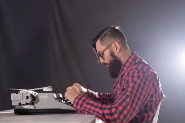 Kişi, gazeteci ve teknoloji kavramı - yazar yeni bir kitap üzerinde çalışıyor