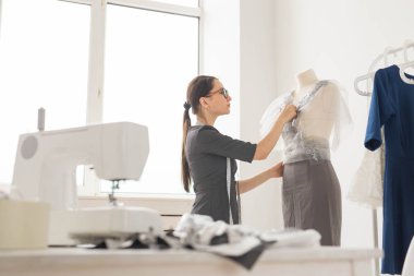 Terzi, terzi, moda ve showroom konsept - kadın moda tasarımcısı manken ofis malzemeleri ölçme yan görünüm