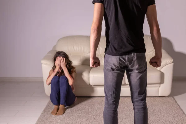 Domestic violence, alcoholic and abuse concept - drunk man abusing his wife — Stock Photo, Image