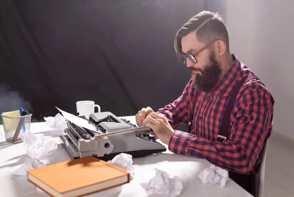 Menschen, Schriftsteller und Hipster-Konzept - junger stilvoller Schriftsteller arbeitet an Schreibmaschine — Stockfoto