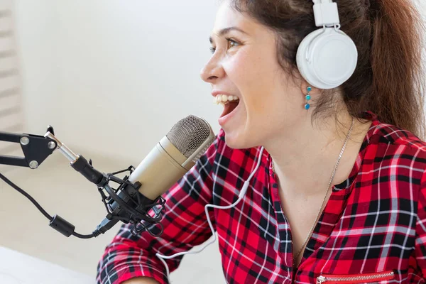 Radio, blogging, concepto de podcasting - presentadora de primer plano en la radio — Foto de Stock