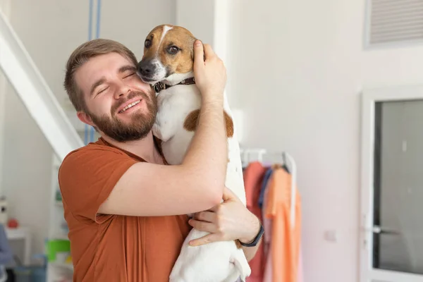 Djur, sällskapsdjur och folk begreppen-leende besätta i tillfällig senap t-skjorta med hans domkraft Russell Förfärlig — Stockfoto
