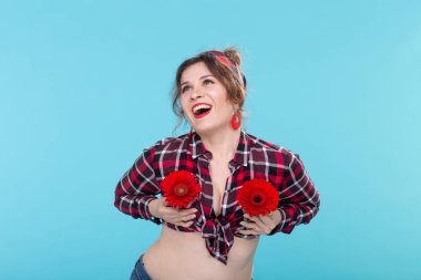 çiçek ve pin-up kavramı - mavi arka plan üzerinde çiçek ile komik kadın