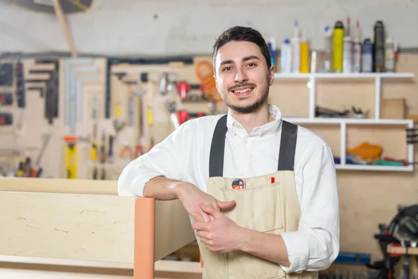 Fabbrica di mobili, piccole aziende dimensionate, concetto di business - operaio nella produzione di mobili — Foto Stock