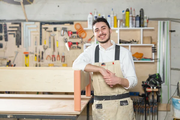 Fábrica de muebles, pequeñas empresas de tamaño, concepto de negocio trabajador del hombre en la producción de muebles —  Fotos de Stock