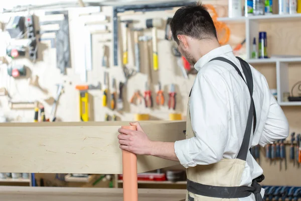 Små företag, möbelproduktion, affärs-och folk koncept-man som arbetar på fabriken — Stockfoto