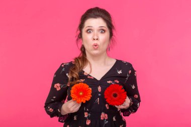 Duygular, çiçekler ve insan kavramı - Mutlu kadın gerbera çiçekleri ile eğlenmek