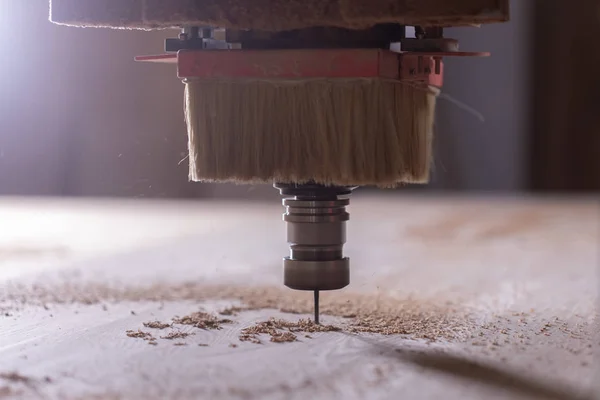 Madera, metal, concepto de producción - el instrumento de corte, enfoque en el proceso de corte — Foto de Stock