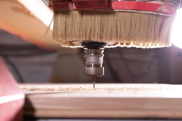 Madera, metal, concepto de producción - el instrumento de corte, enfoque en el proceso de corte — Foto de Stock