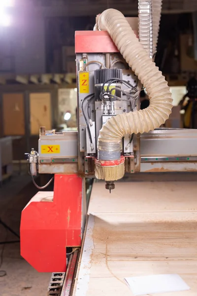 Conceito de fábrica e fabricação - instrumento de corte na produção de móveis — Fotografia de Stock