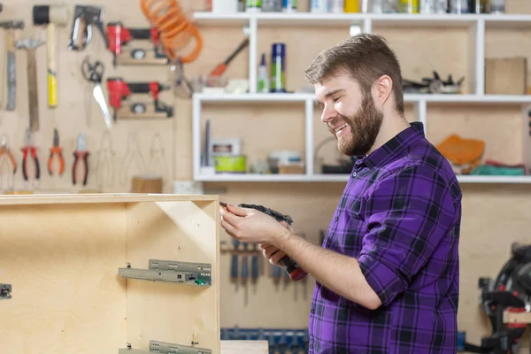 Productie, kleine bedrijven en werknemers concept-man werken aan de meubelfabriek — Stockfoto