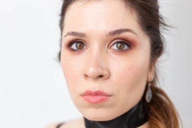 Gotik, makyaj, moda ve insan kavramı - Beyaz saçlı ve beyaz arka planda kırmızı dudaklar ile genç şık güzel kadın