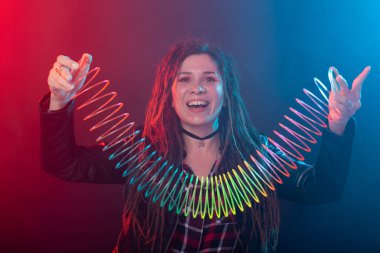 Ufa, Rusya - 3 Nisan 2019 : mavi arka plan üzerinde sinsi bir kadınla oynayan genç kadın