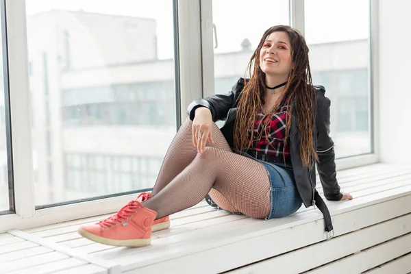 Dreadlocks, cabeleireiro e conceito de estilo - Uma menina elegante com dreadlocks e em jaqueta de couro e maquiagem elegante — Fotografia de Stock