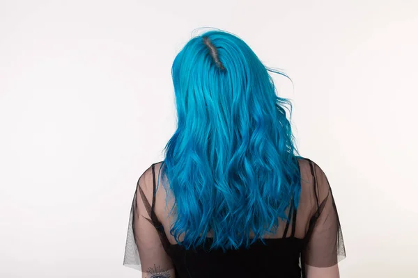 Gente y concepto de moda - Hermosa mujer con el pelo azul posando sobre fondo blanco, vista posterior —  Fotos de Stock