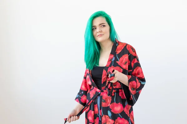 Retrato, moda e conceito de coloração de cabelo - jovem com cabelo verde vestido quimono sobre o fundo branco com espaço de cópia — Fotografia de Stock