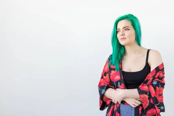 Peinado, juventud, coloración del cabello, moda y concepto de estilo: joven hermosa mujer con cabello verde sobre el fondo blanco con espacio para copiar — Foto de Stock