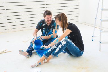 Tadilat, renk, yenileme ve insanlar kavramı - duvar boyası olacak çift onlar renk karıştırma