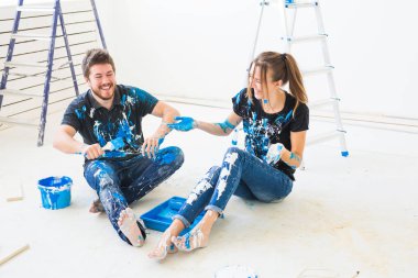 Tadilat, renk, yenileme ve insanlar kavramı - çift duvar boyası olacak, renk karıştırma ve having fun