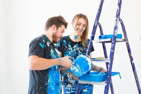 Riparazione, colore, concetto di persone - coppia andando a dipingere il muro, stanno preparando il colore — Foto Stock