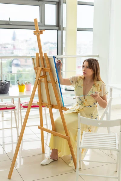 艺术课和绘画概念 - 女艺术家在工作室从事绘画工作. — 图库照片