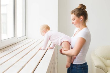 Anne ve bebek oynamak ve gülüyor. Mutlu bir aile