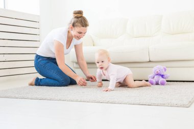 güzel gülümseyen bebek ilk kez sürünerek.