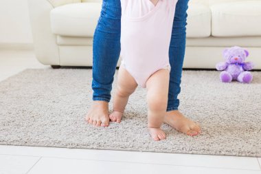 Evde anneler yardım ile ilk adımları atıyor Bebek