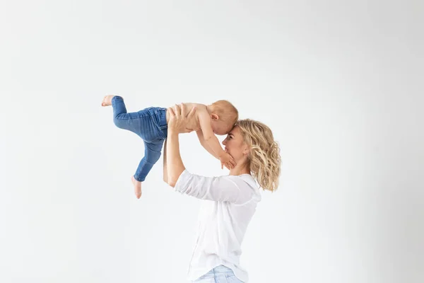 単一の親、母性と赤ちゃんの概念 - 白い背景に甘い女の子を保持する母 — ストック写真