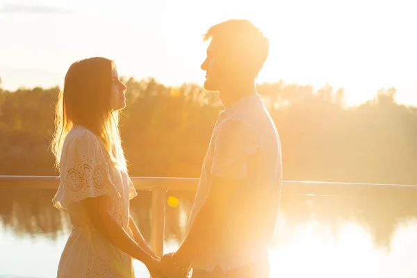 Mann und Frau halten Händchen in der sommerlichen Natur. Paar in romantischer Umarmung — Stockfoto