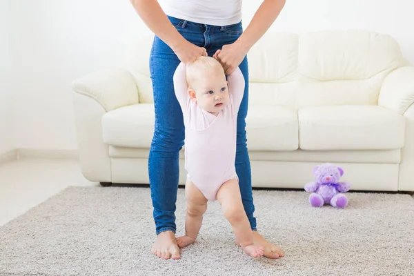 anne yardımı ile küçük bebek kız ilk adımlar