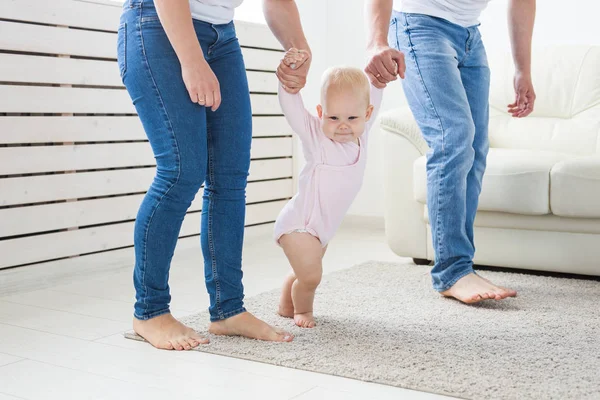 Anne ve babalar ile ilk adımları atan bebek evde yardım