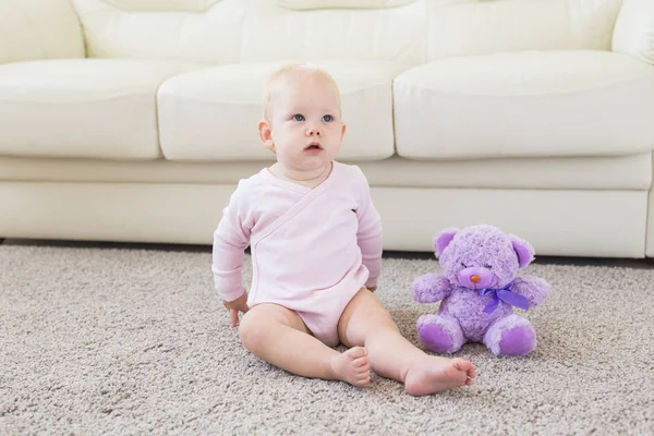Barndom och barn Concept-söt charmig bebis sitter på golvet — Stockfoto