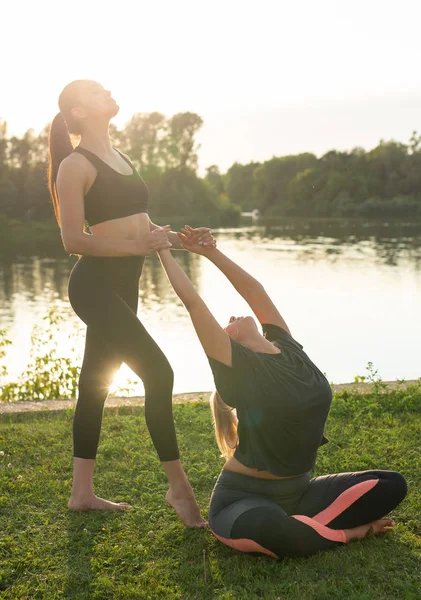 健康的なライフスタイルと人々のコンセプト - 夏の公園でヨガをする柔軟な女性 — ストック写真