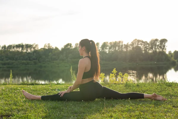 Hälsosam livsstil och harmoni koncept-ung flicka gör yoga utomhus — Stockfoto