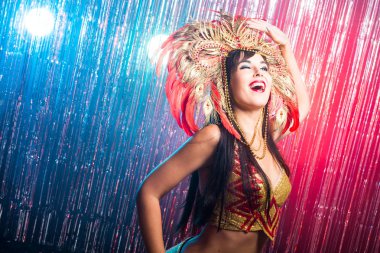 Karnaval, dansçı ve tatil konsepti - Renkli görkemli karnaval tüy takım seksi bir kadın Portresi. Kadın dansçının gece hayatı