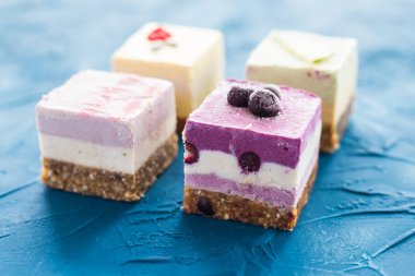 Taze çilek ve fındık ile ev yapımı çiğ kek. sağlıklı vegan gıda kavramı, yakın