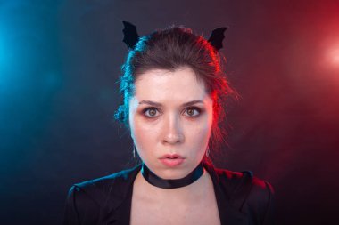 Cadılar Bayramı, tatil ve karnaval konsepti - ceket kadın ve gotik tarzı yarasa kulakları ile.