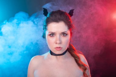 Cadılar Bayramı, tatil ve karnaval konsepti - yaka kadın ve gotik tarzı yarasalar kulakları