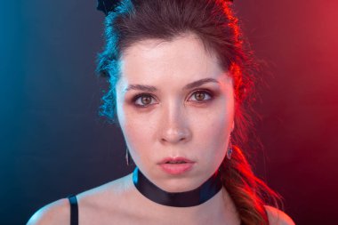 Koyu moda, cadılar bayramı ve insan kavramı - karanlık arka plan üzerinde yarasa kulakları gotik kadın