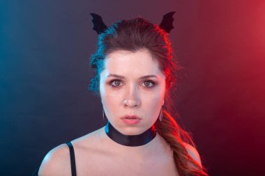 Cadılar Bayramı, tatil ve karnaval konsepti - yaka kadın ve gotik tarzı yarasalar kulakları